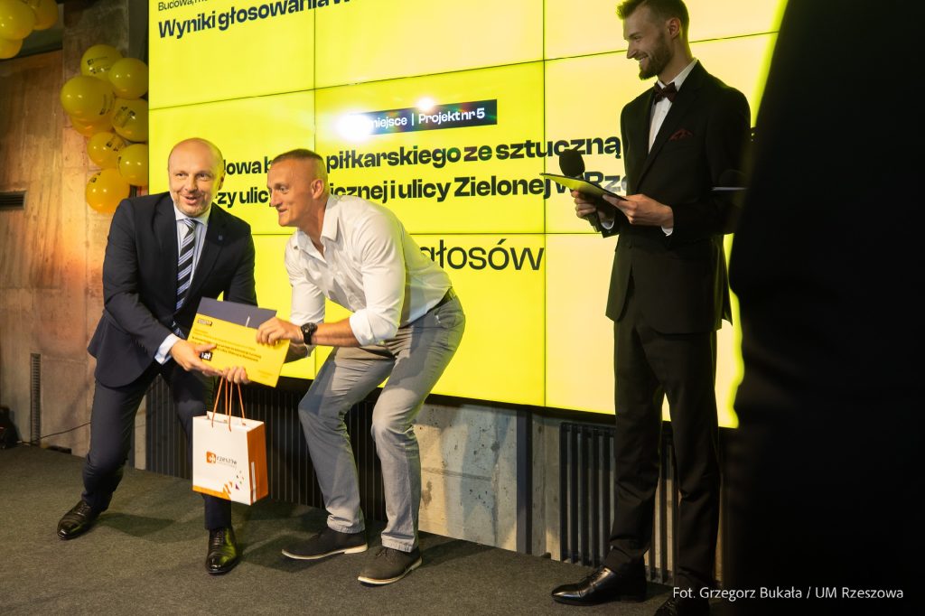 dwóch mężczyzna na scenie w Rzeszowskich Piwnicach