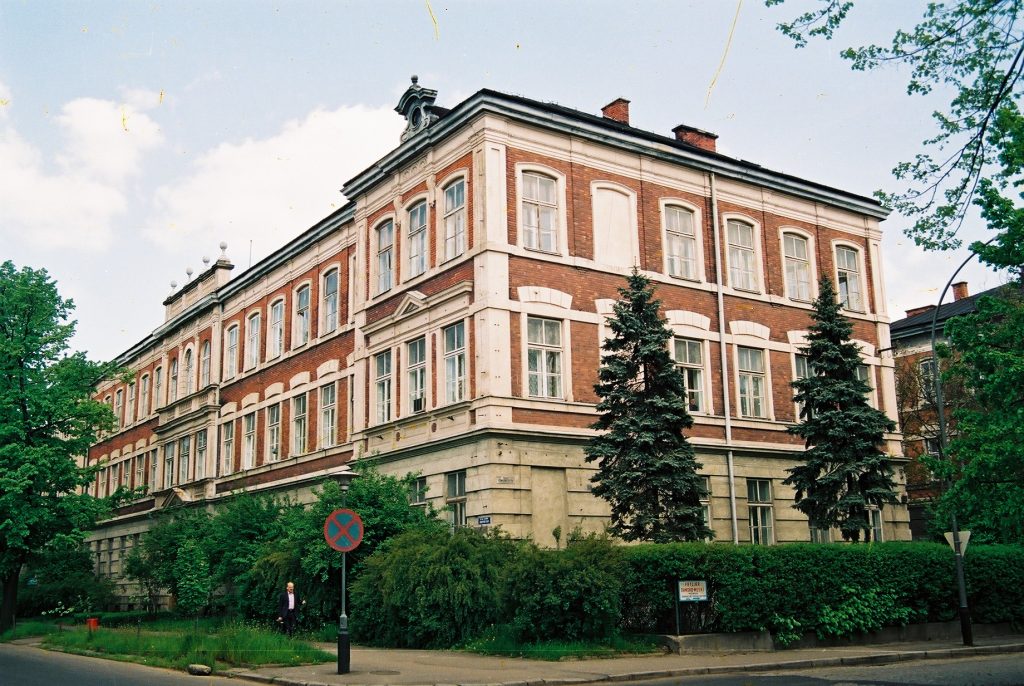 piętrowy zabytkowy budynek uniwersytetu