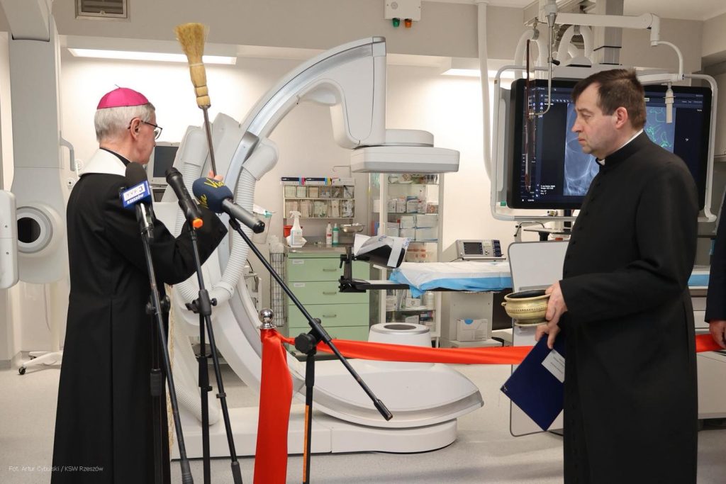 ksiądz bez sensu kropi wodą święconą nowoczesny sprzęt medyczny