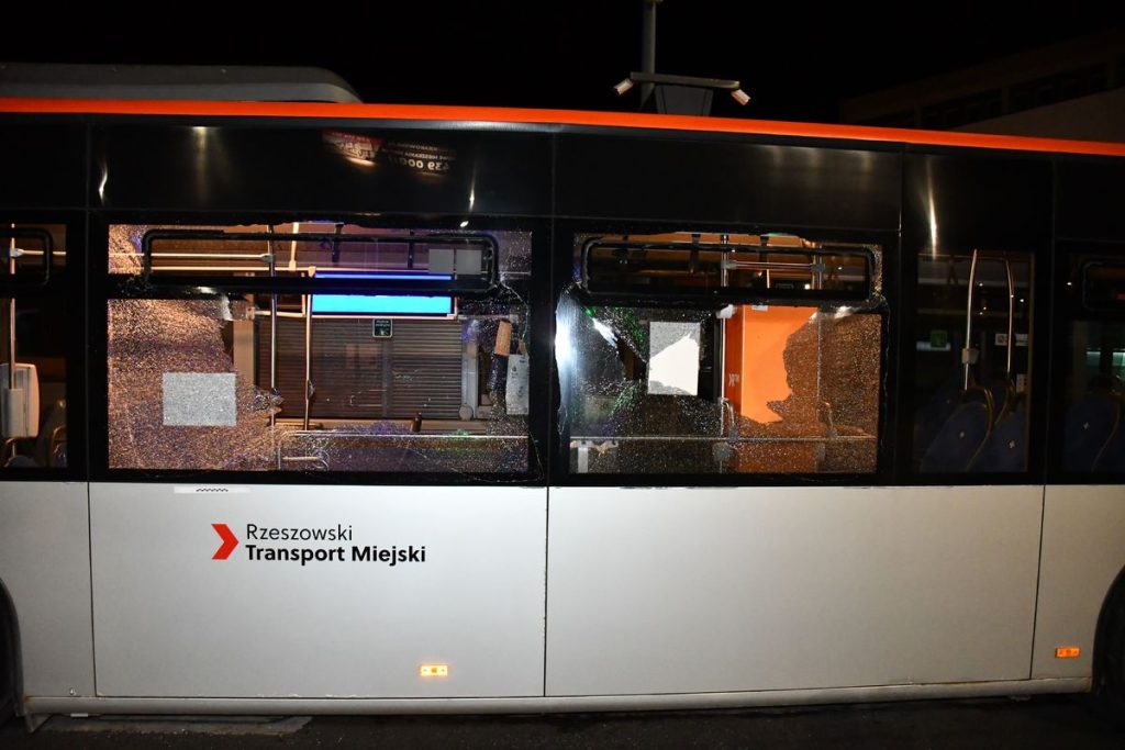 Autobus ZTM z powybijanymi szybami