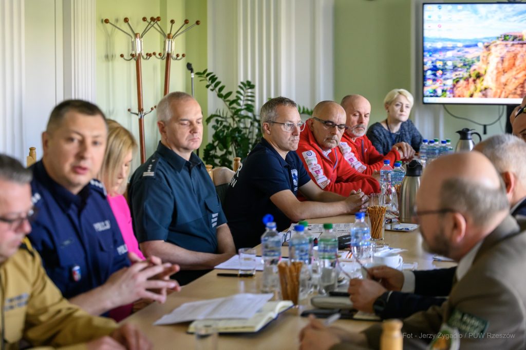 słuzby mundurowe rozmawiają o bezpiecznych wakacjach