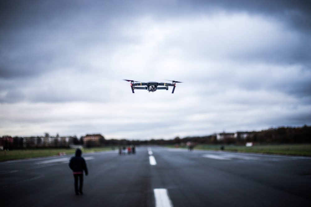 dron lecący na niebie