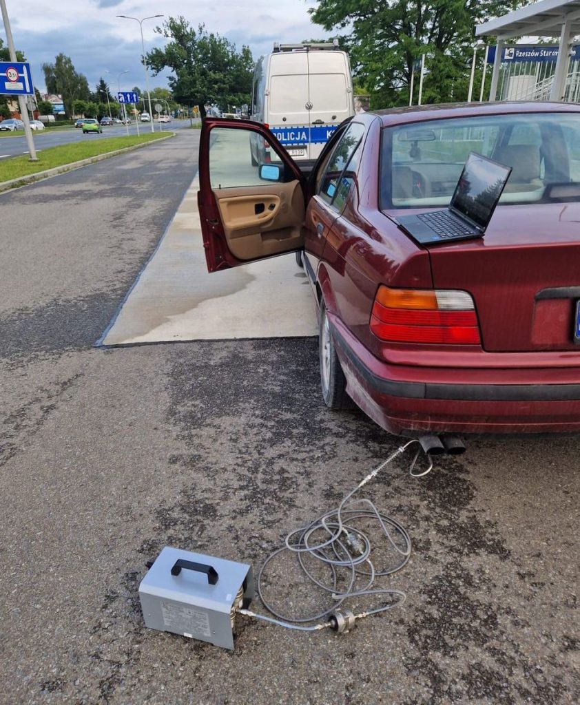 Samochód podłączony do dymometru