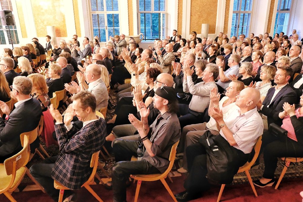 publiczność bije brawo