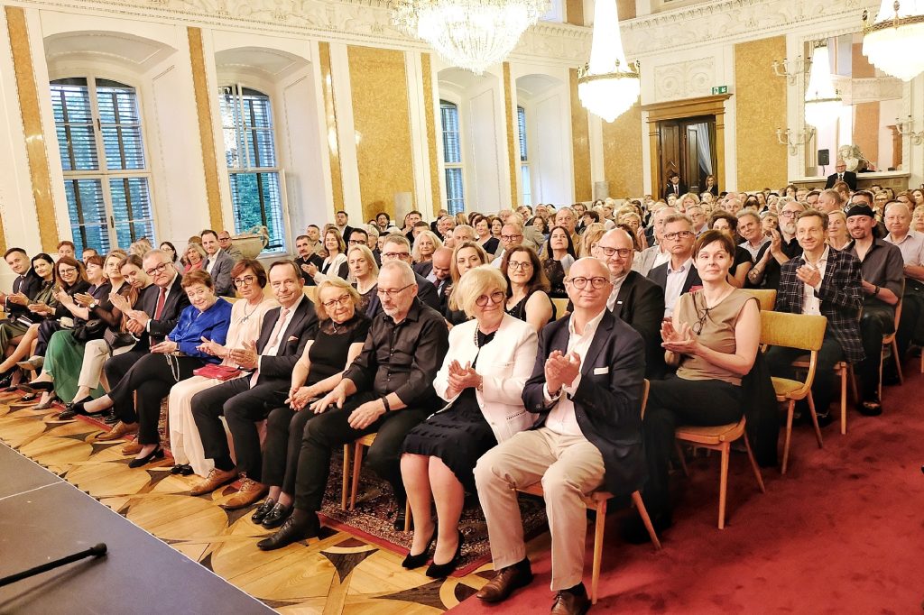sala balowa wypełniona publicznością