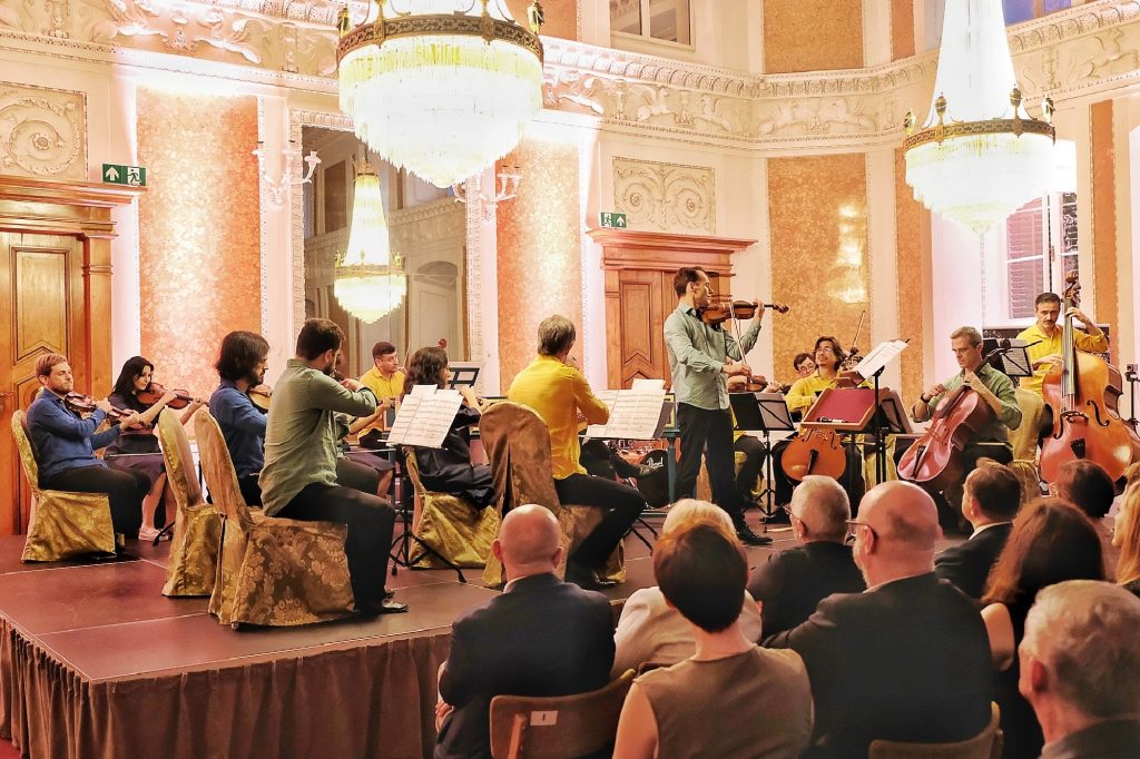 orkiestra gra w sali balowej