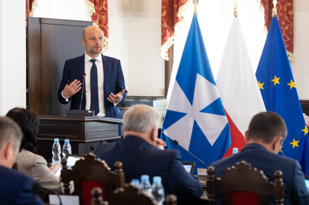 Konrad Fijołek na sesji