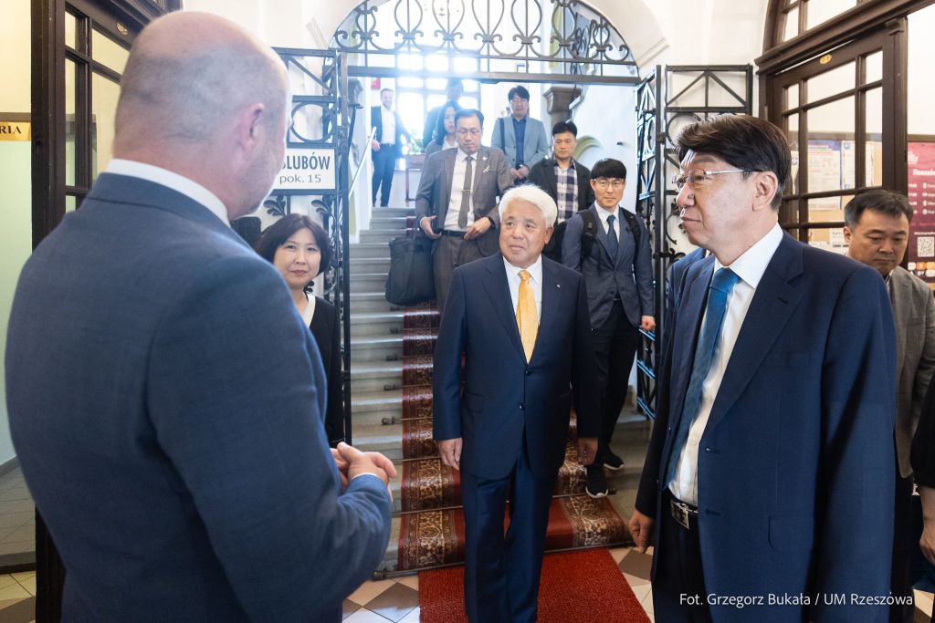 Konrad Fijołek i goście z Korei