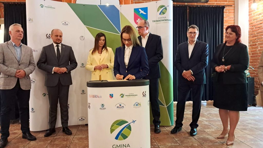 podpisanie umów na granty edukacyjne