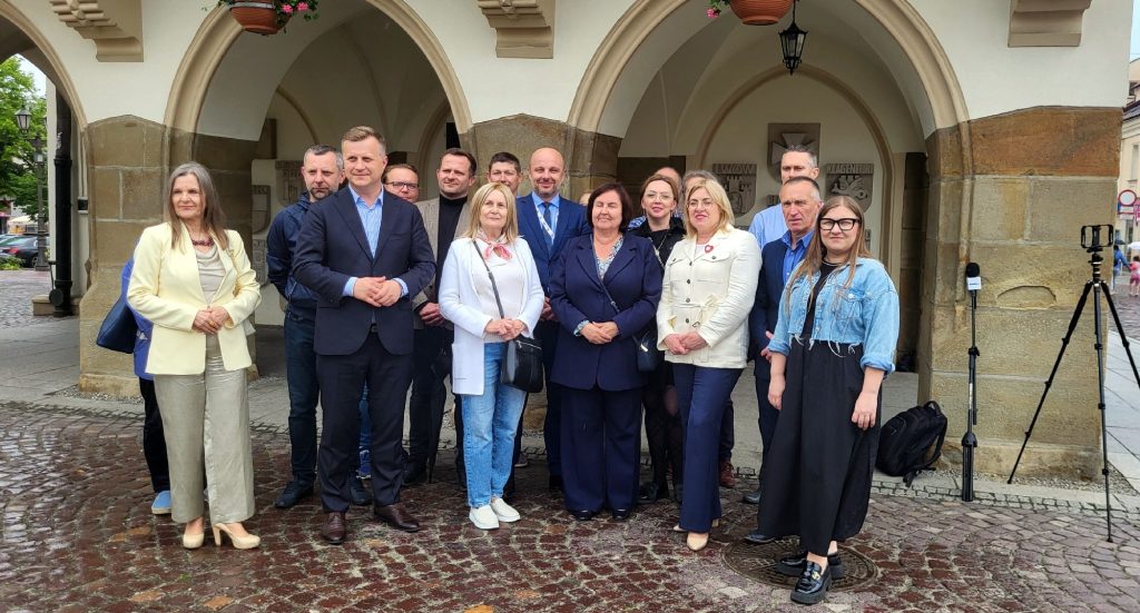 ludzie stojący przy ratuszu w Rzeszowie