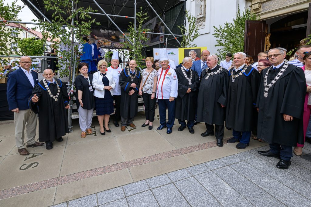 ludzie czekają na kremówkę