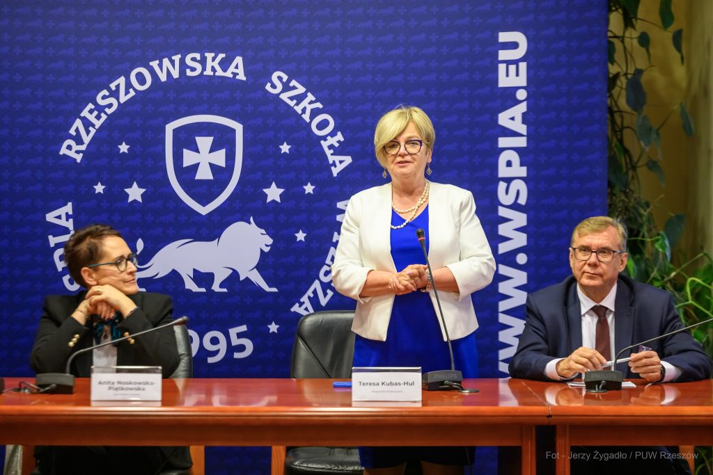 wojewoda podkarpacka stoi w białej marynarce