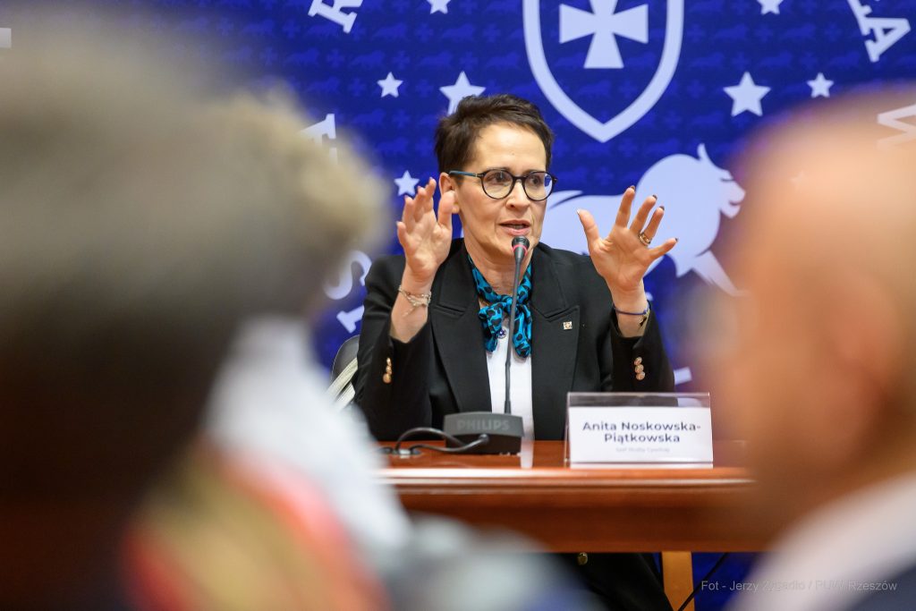 ministra rozmawia ze studentami