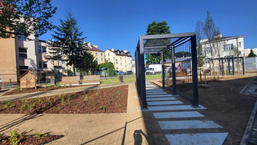 park kieszonkowy z pergolami i alejkami