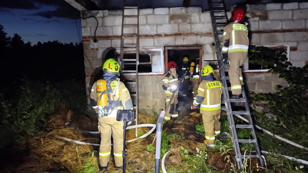strażacy gaszą pożar budynku gospodarczego