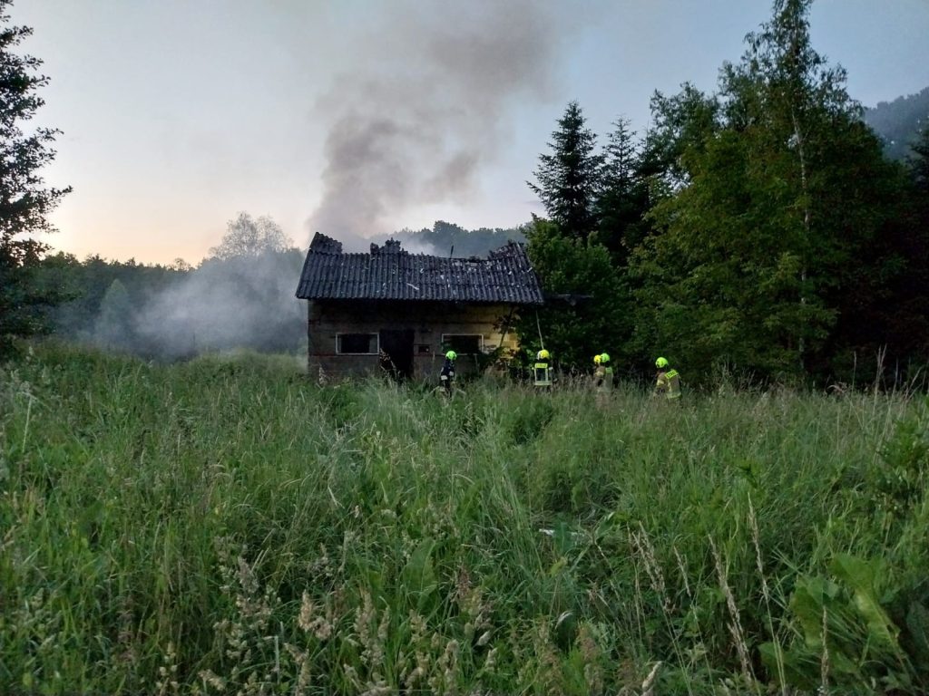 pożar stojącego na łące budynku gospodarczego