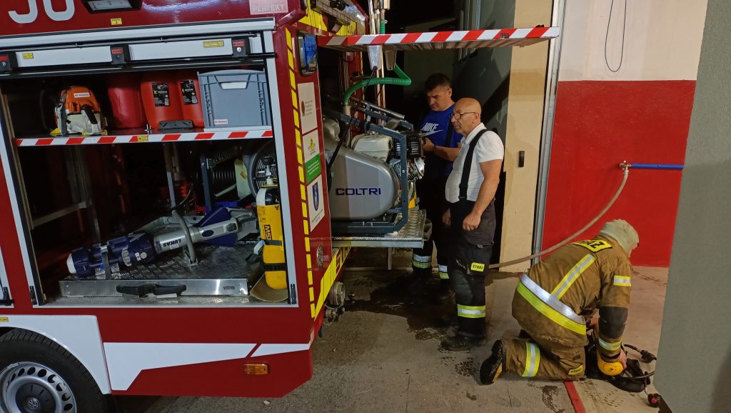 Strażacy ochotnicy w remizie, po akcji gaśniczej