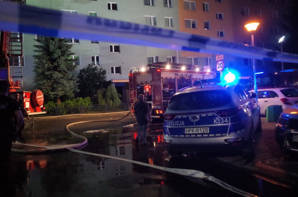 Policjanci zabezpieczają pożar