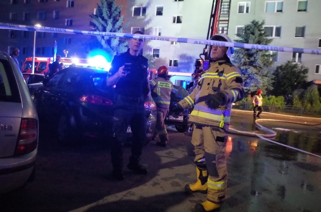 Policjant i strażak na miejscu pożaru
