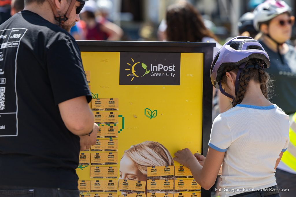 skrzyneczka InPost z nasionami