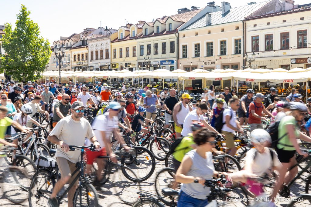rowerzyści na rzeszowskim rynku
