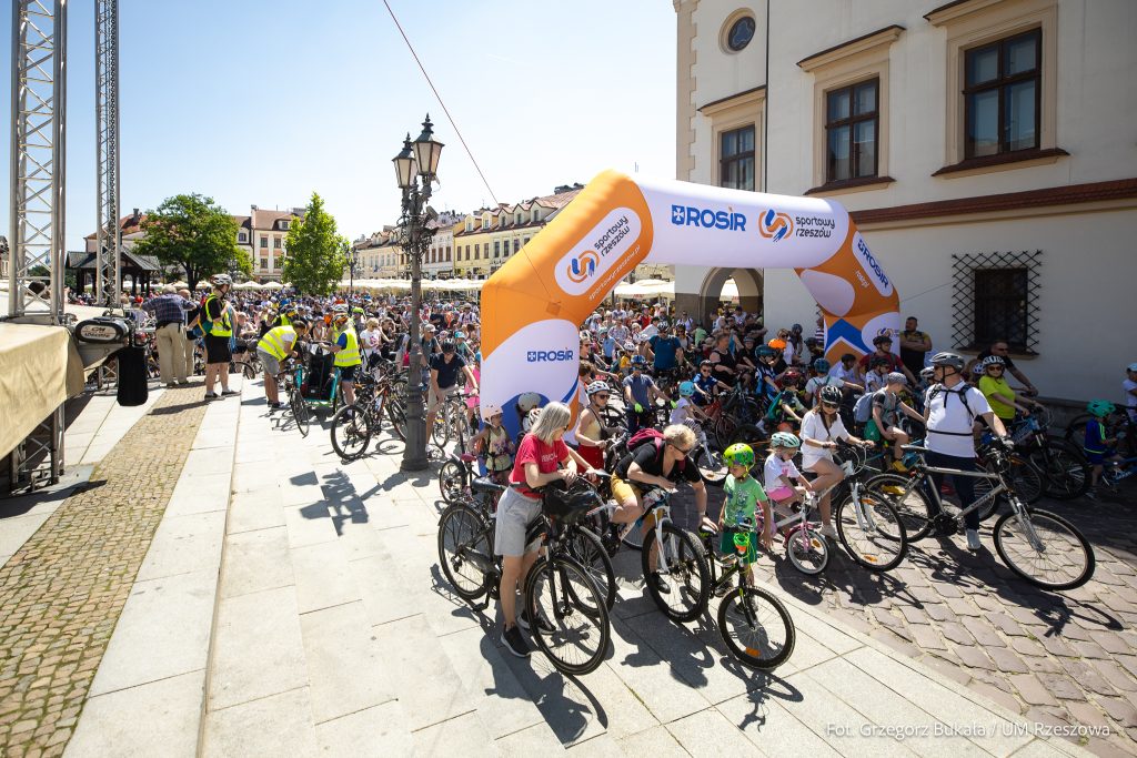 rowerzyści przez rzeszowskim ratuszem