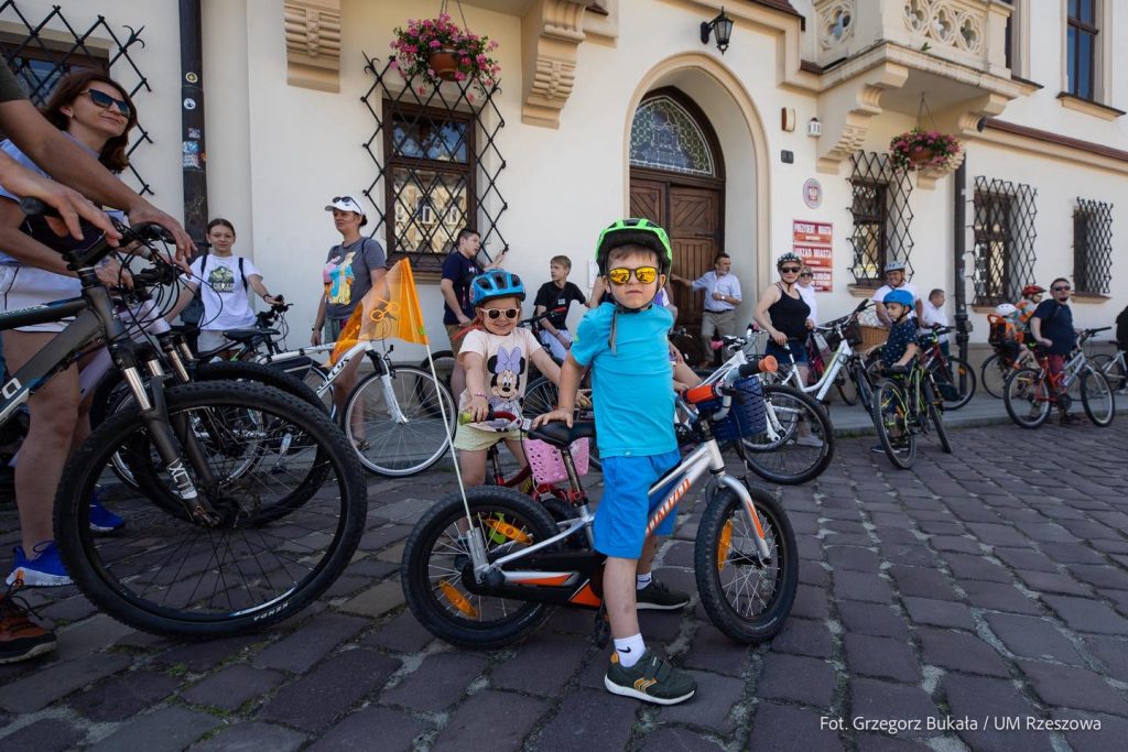 mały rowerzysta w niebieskiej koszulce