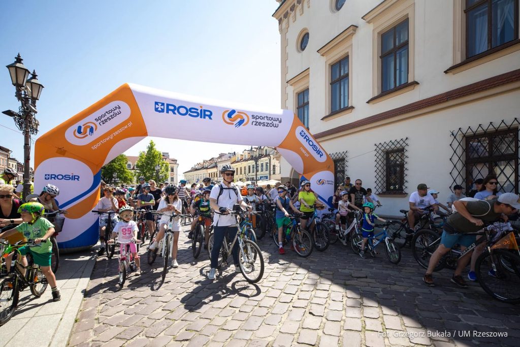 wiceprezydent Rzeszowa jedzie na rowerze