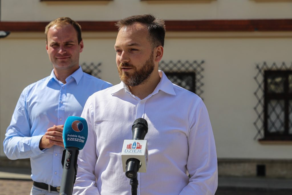 dwóch faszystów stoi przed rzeszowskim ratuszem