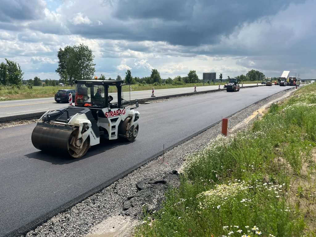 walec drogowy jedzie po drodze