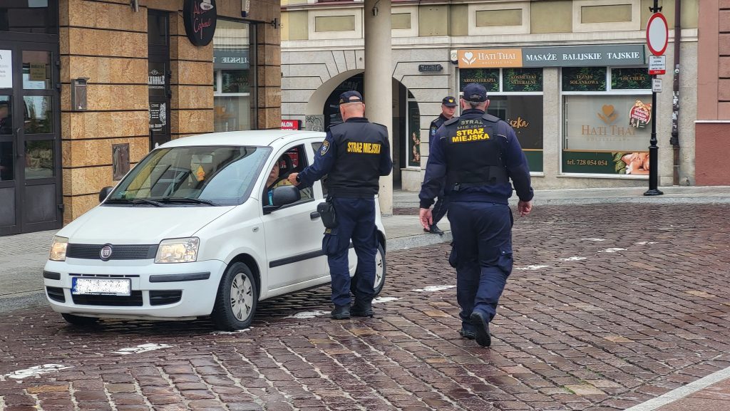 strażnicy wlepiają mandat za łamanie przepisów drogowych