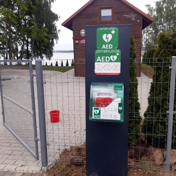 Defibrylator zamontowany nad podkarpackim jeziorem