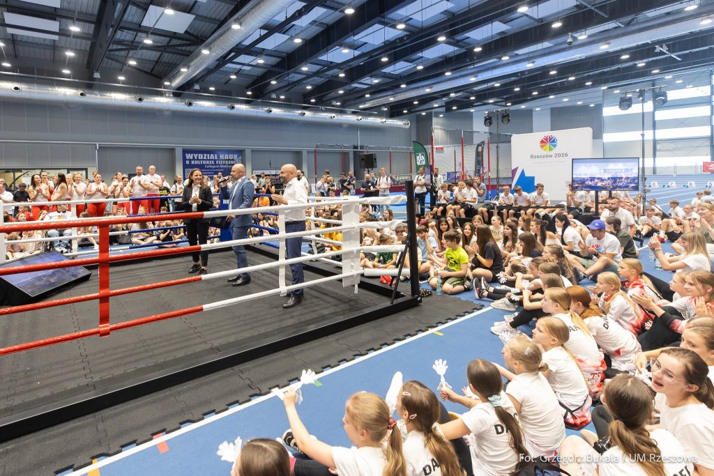 dzieci i młodzież w hali sportowej dopingują prezydenta Rzeszowa