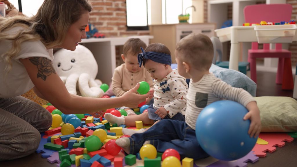 dzieci bawią się kolorowymi klockami