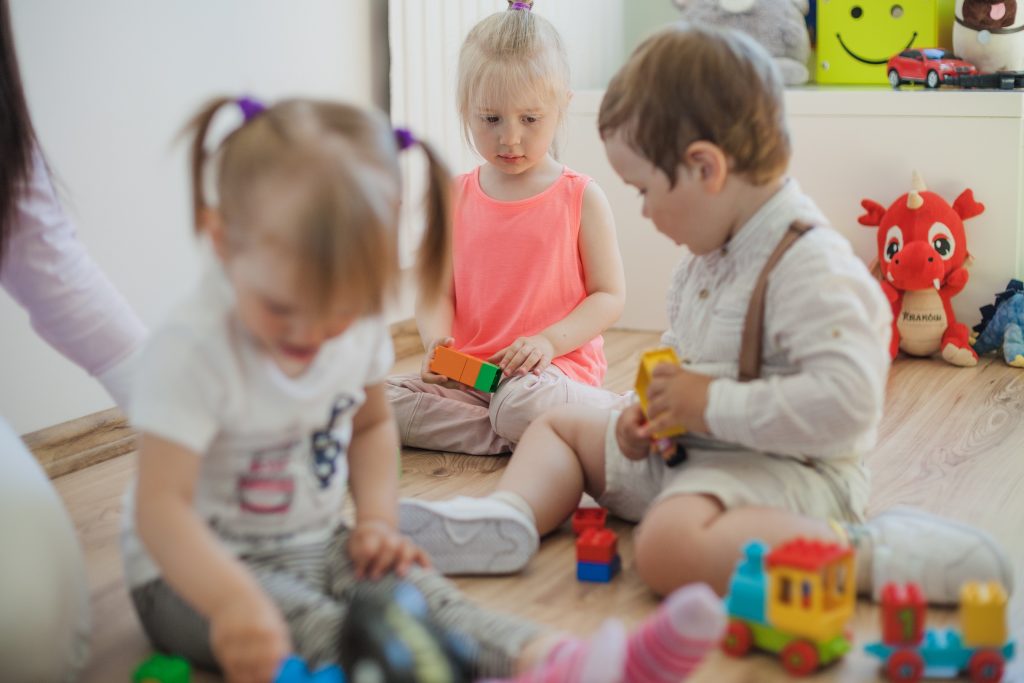 dzieci bawią się klockami w żłobku