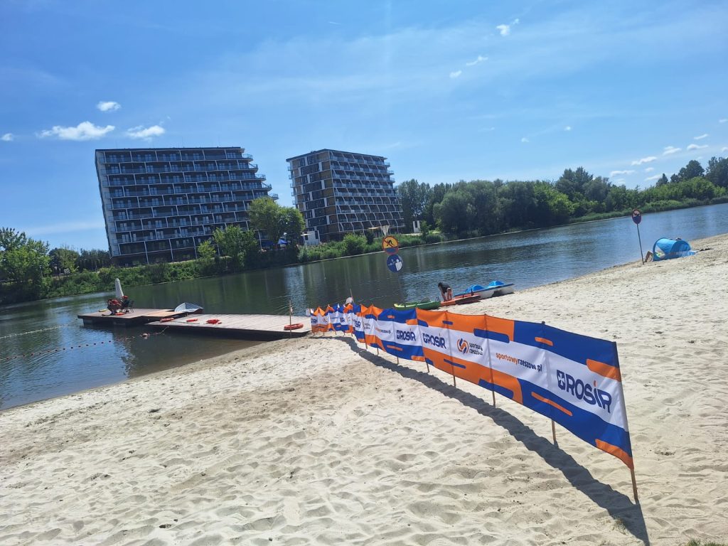kąpielisko miejskie w Rzeszowie, w tle wieżoqwce