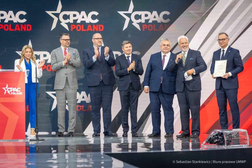prawicowi politycy i dziennikarze na kongresie za który zapłaciło województwo podkarpackie