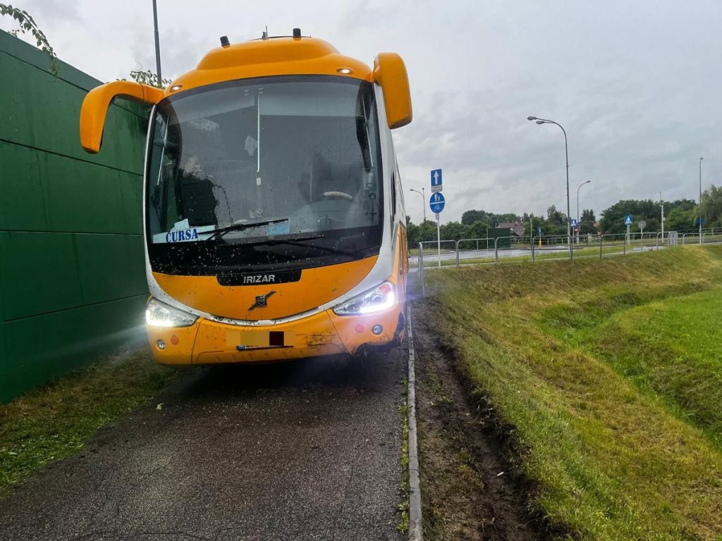 Autokar wjechał za ekrany