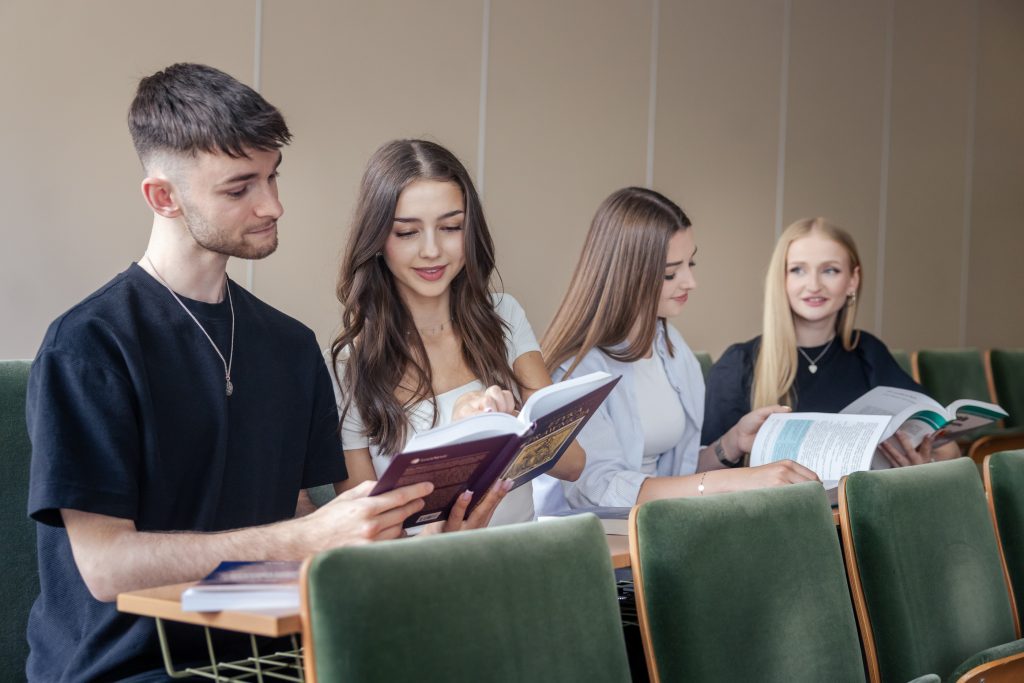 studenci uczą się przed egzaminem