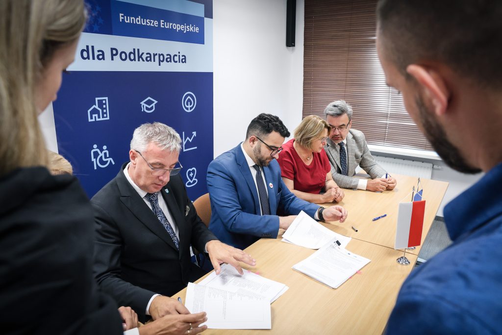 ludzie w garniturach podpisują dokumenty