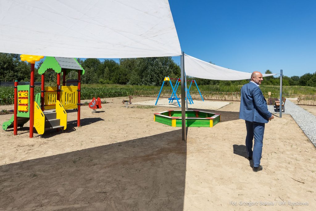 Konrad Fijołek na placu zabaw