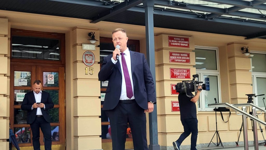 Michał Połuboczek na manifestacji przeci migracji