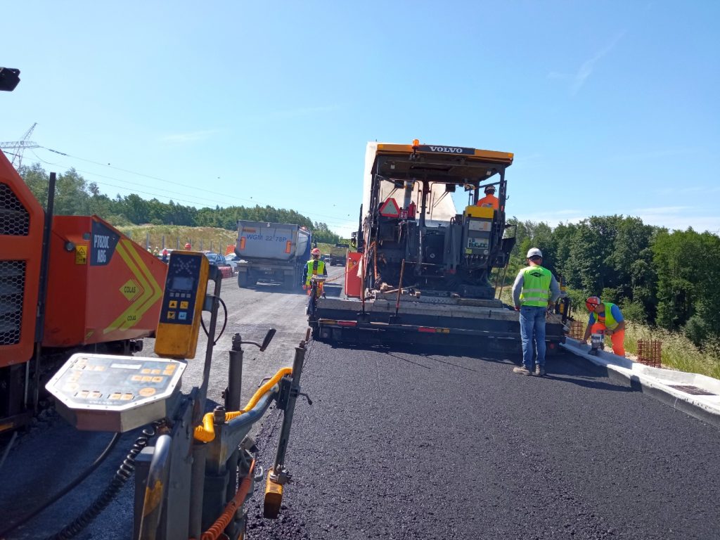 drogowcy układają asfalt na budowie drogi ekspresowej S19