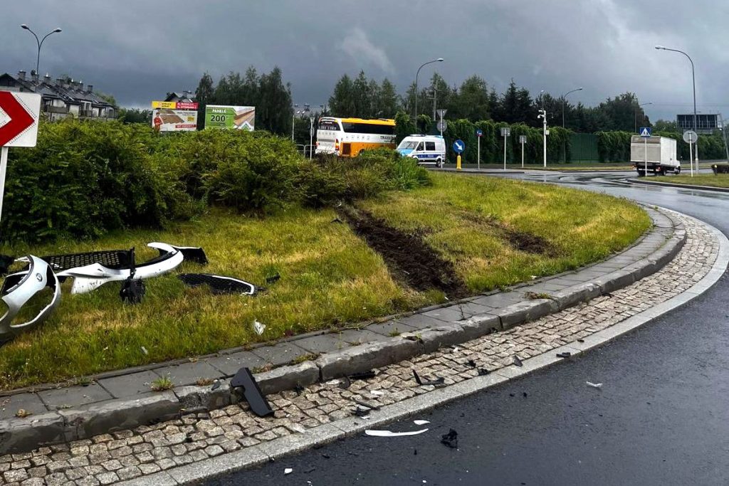 Autokar z pasażerami uderzył w ekrany