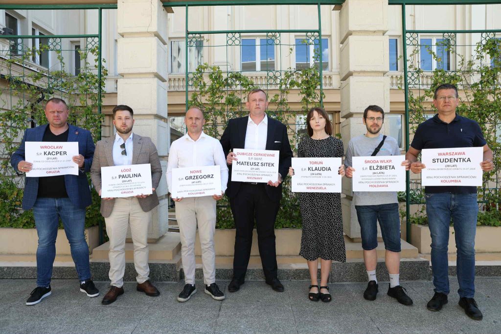 ludzie z papierowymi planszami w dłoniach
