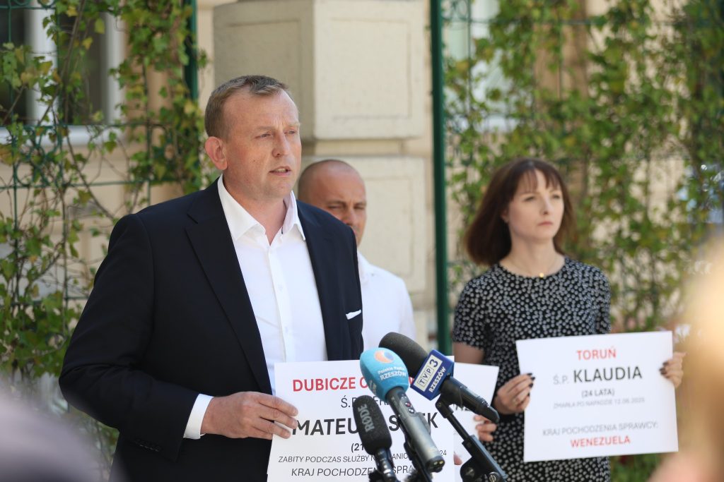 europoseł konfederacji podczas konferencji prasowej