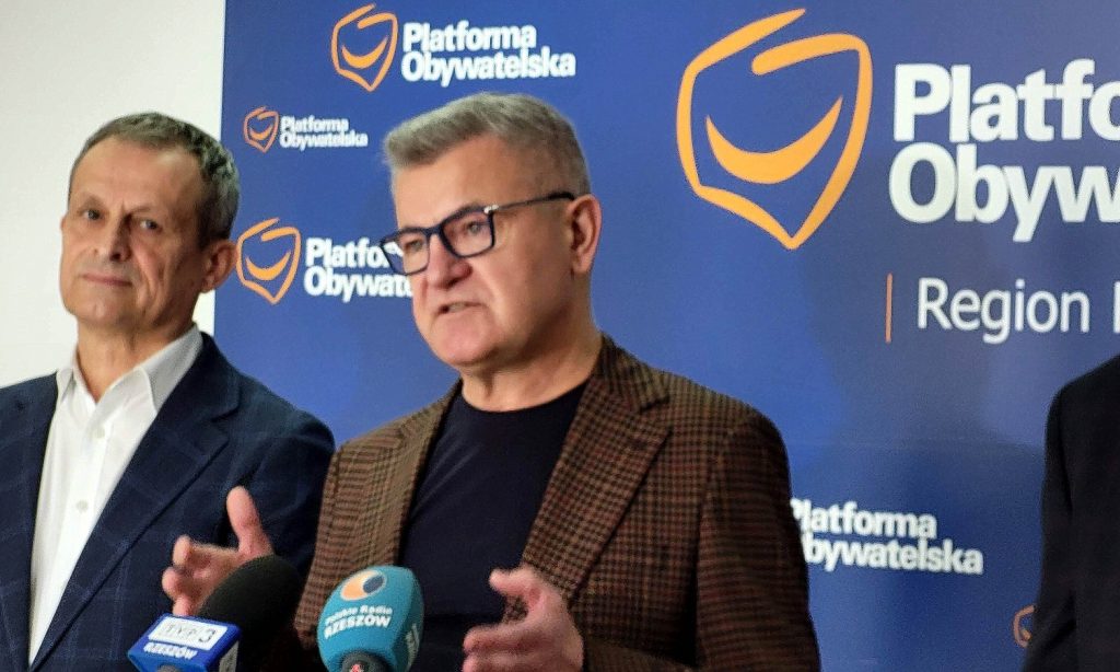 konferencja prasow, na której wypowiada sie dwóch polityków PO