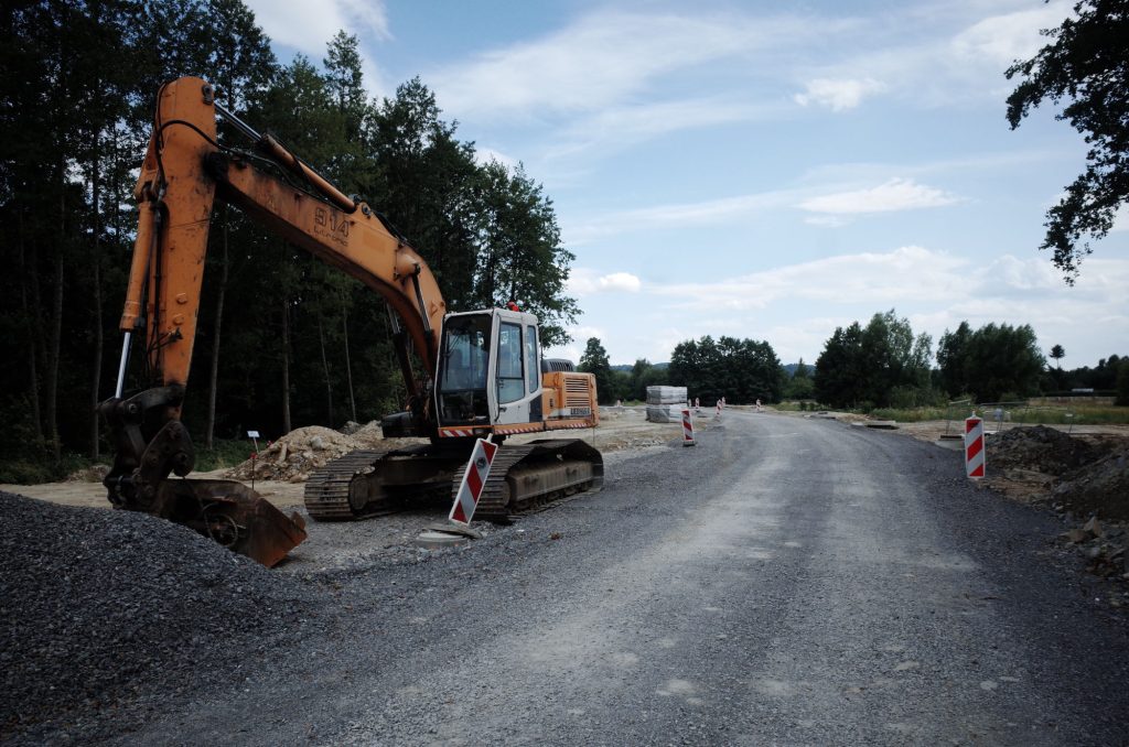 Koparka na budowie nowej drogi w Rzeszowie