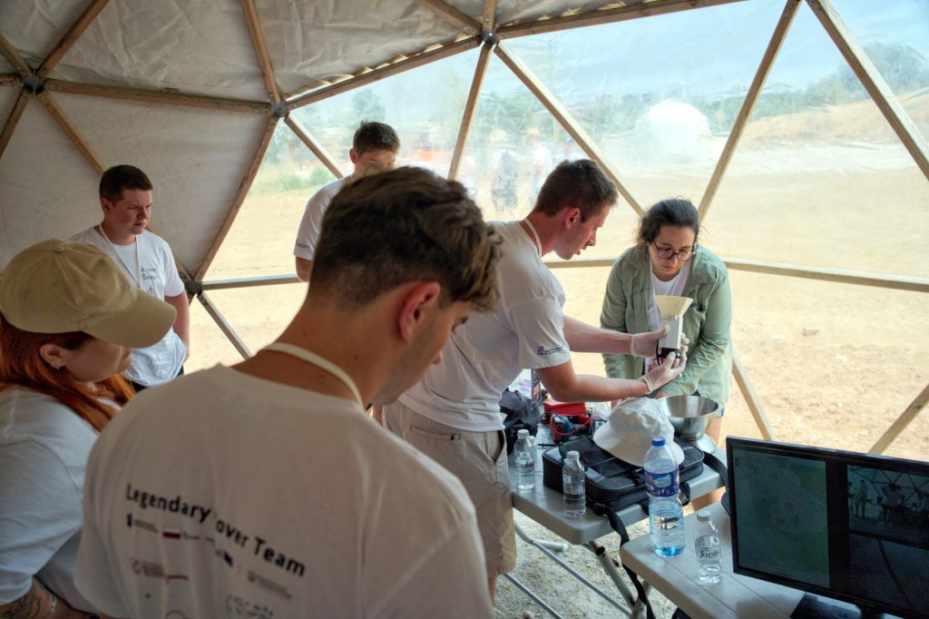 Załoga Legendary Rover w laboratorium