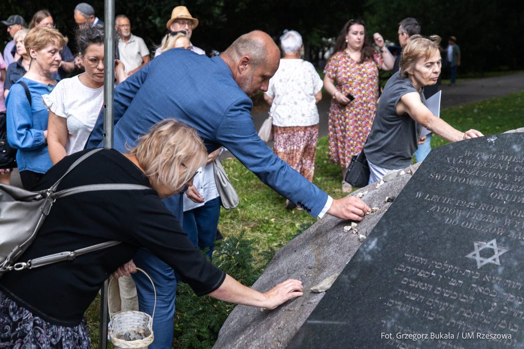 Konrad Fijołek przy kamieniu pamięci
